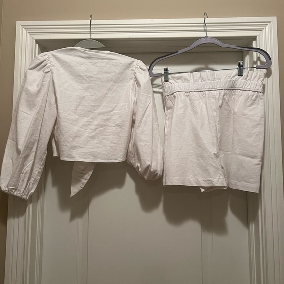White linen summer set- tie front top and pull on elastic shorts - Picture 2 of 6